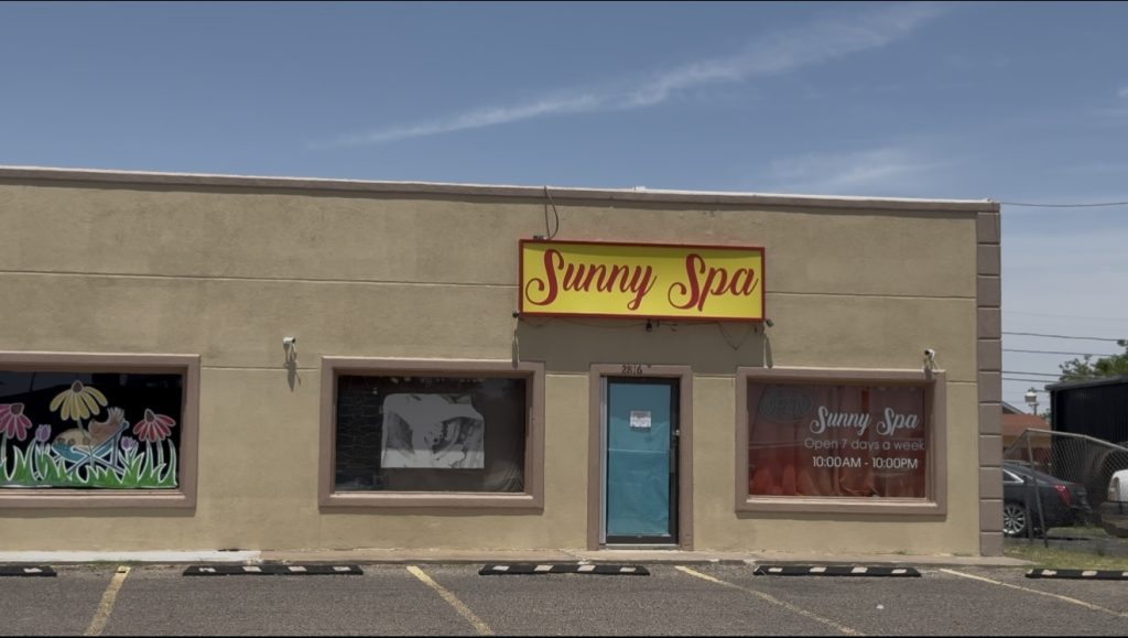 Cierran ocho establecimientos de masaje en Texas por presunto tráfico de personas