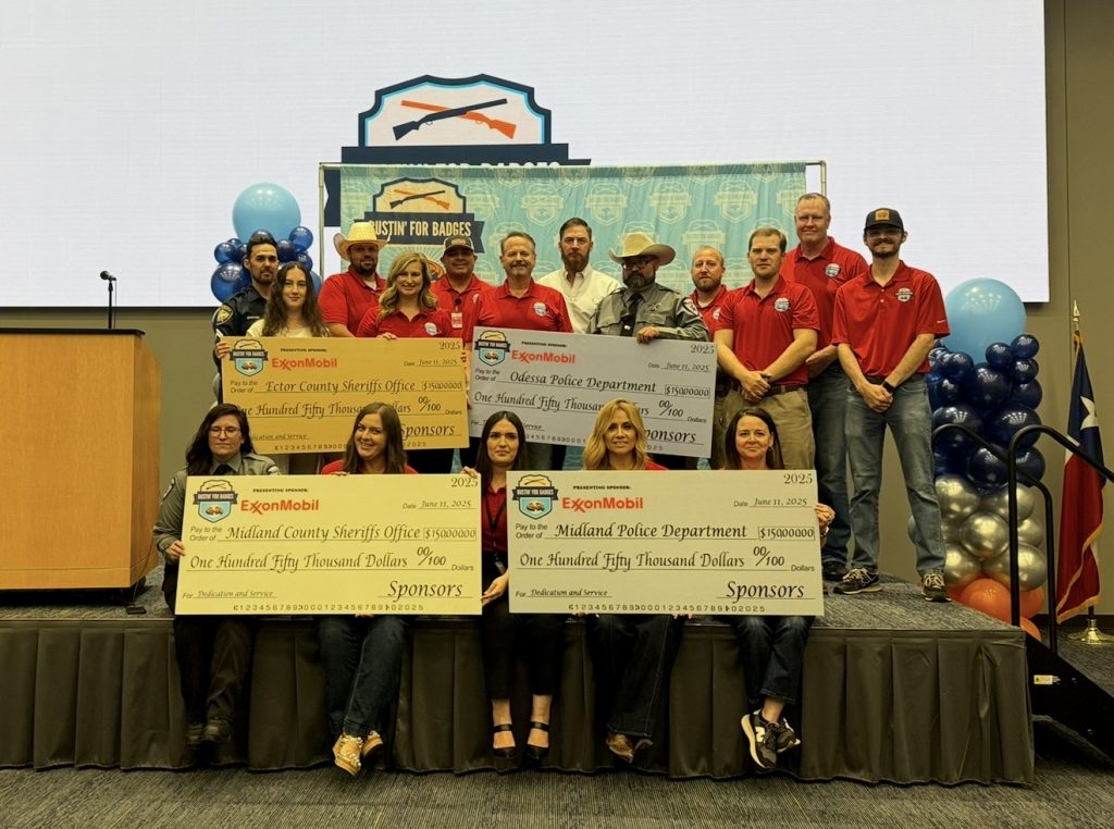 Autoridades del oeste de Texas reciben $150,000 recaudados en la campaña Bustin for Badges