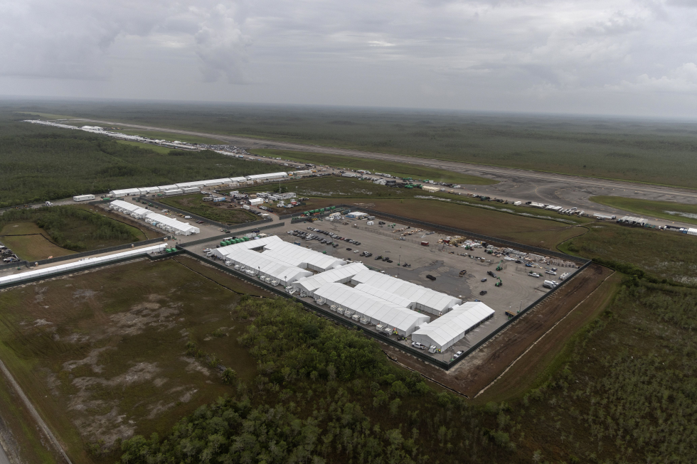 Comienzan los vuelos de deportación desde “Alligator Alcatraz”, mientras Florida promete más arrestos a inmigrantes