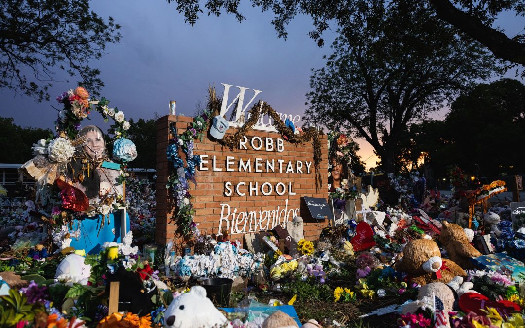 Condado de Uvalde y distrito escolar publican cientos de documentos sobre el tiroteo en la primaria Robb, que dejó 21 muertos