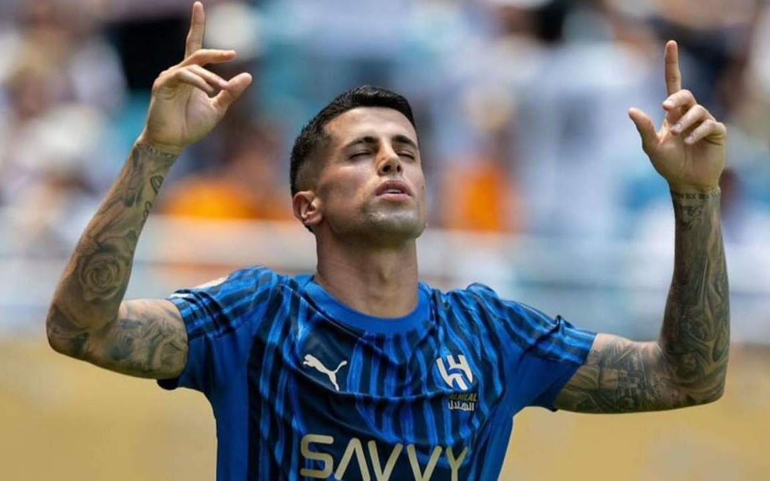 Joao Cancelo y la polémica agresión a un aficionado durante el vuelo | VIDEO