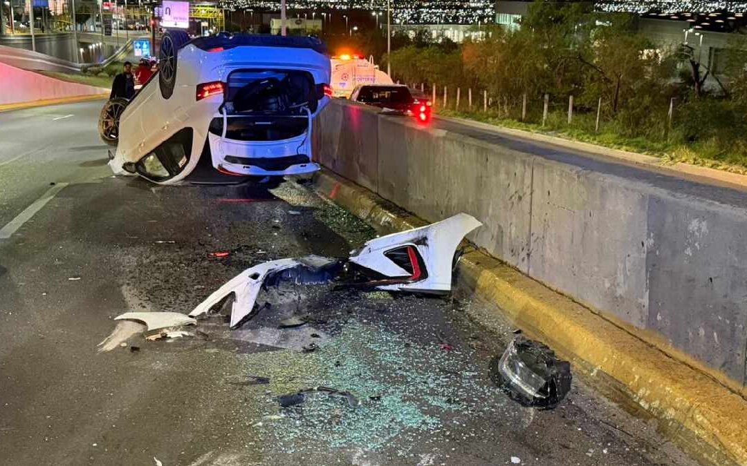 Accidente de auto en Monterrey: Joven de 17 años sufre vuelco en avenida Leones | VIDEO