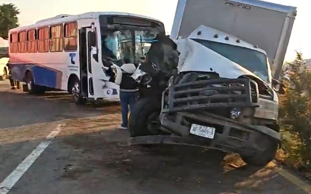 Choque Múltiple en la Carretera Guadalajara-Colima: 18 Lesionados Incluyendo a una Mujer Embarazada