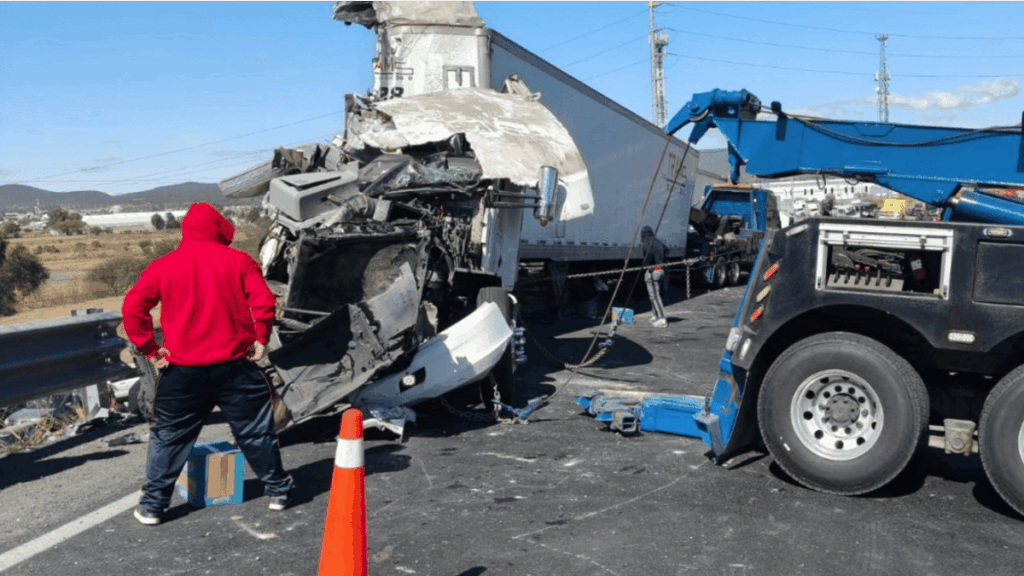 Accidente: Volcadura de tráiler con productos de limpieza en la carretera Querétaro-San Luis Potosí