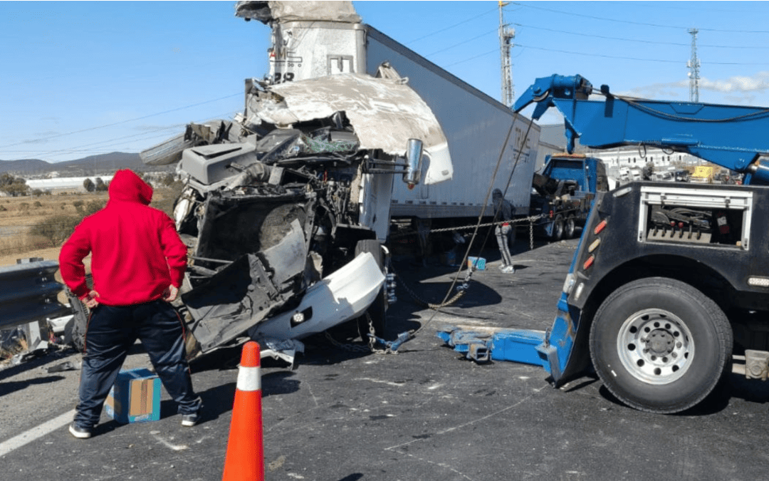 Accidente: Volcadura de tráiler con productos de limpieza en la carretera Querétaro-San Luis Potosí