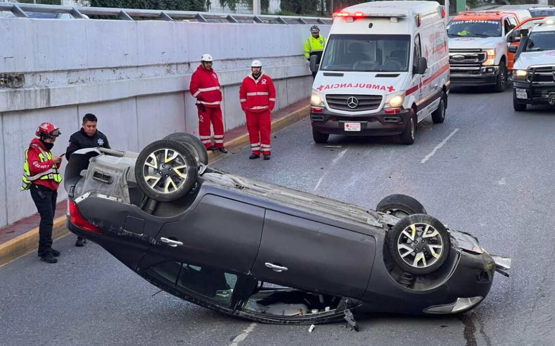 Accidente de volcadura interrumpe vialidad en la avenida Garza Sada y Lázaro Cárdenas en Monterrey