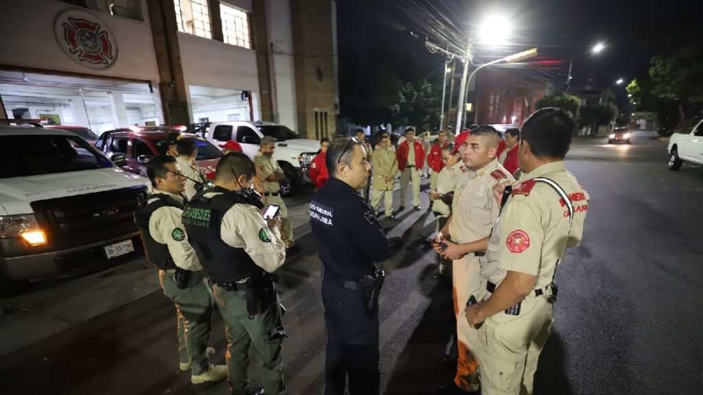 Bomberos en Guadalajara y Zapopan Apagan 45 Fogatas Durante la Celebración de Año Nuevo