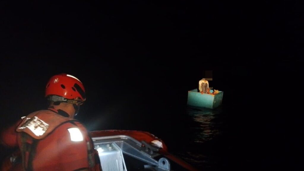 Marina Rescata a Tres Náufragos Frente a Chiapas: Tripulantes de Embarcación Pesquera Salvados