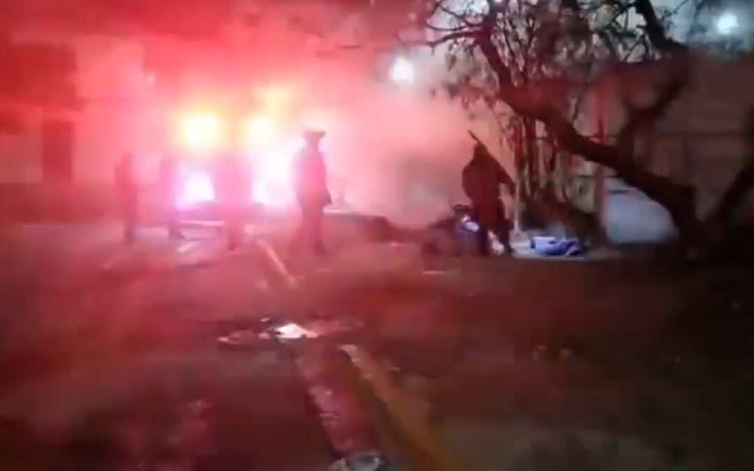 Incendio en Monterrey: Fuerte fuego consume tienda de abarrotes y activa cuerpos de rescate