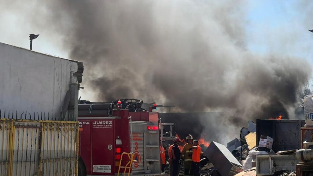 Fuego Devastador en Empresa Recicladora de Juárez: Rescate en Marcha