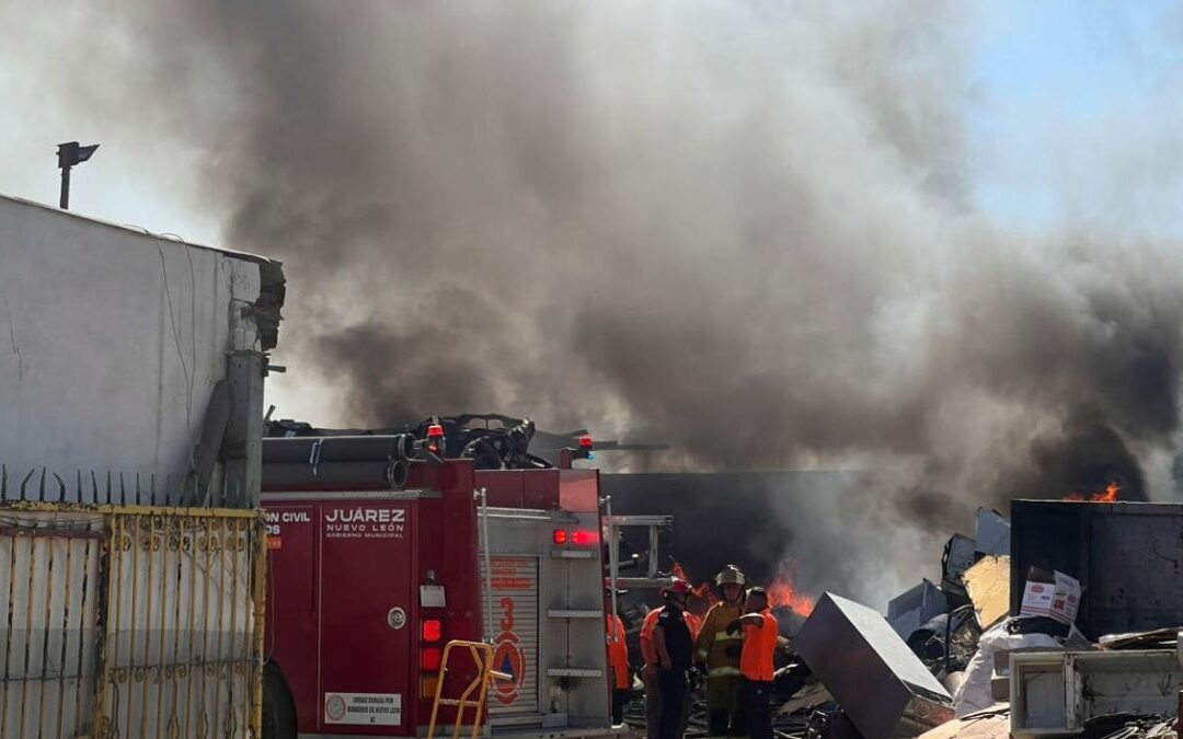 Fuego Devastador en Empresa Recicladora de Juárez: Rescate en Marcha