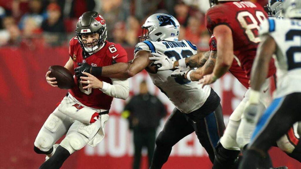 ¡Esperanza de Postemporada! Los Buccaneers Superan a los Panthers en un emocionante partido