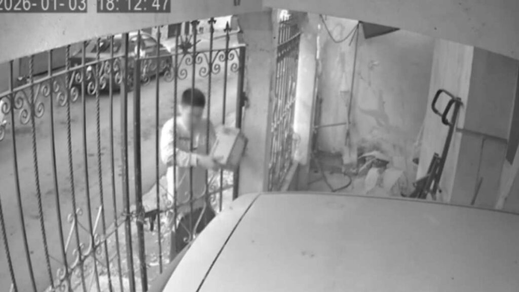 Robo de Paquetes en Monterrey: Joven Sustrae Entrega de Amazon en Colonia Moderna | VIDEO