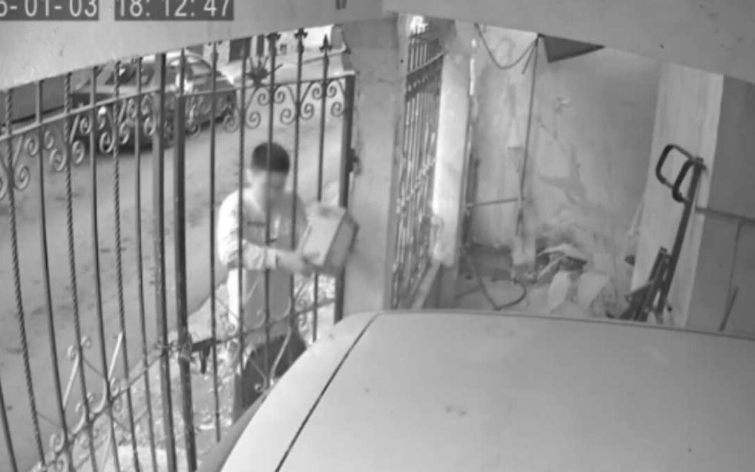 Robo de Paquetes en Monterrey: Joven Sustrae Entrega de Amazon en Colonia Moderna | VIDEO