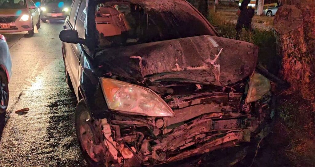 Impactante choque en Tonalá: Automóvil provoca incendio de camioneta tras pasarse el alto