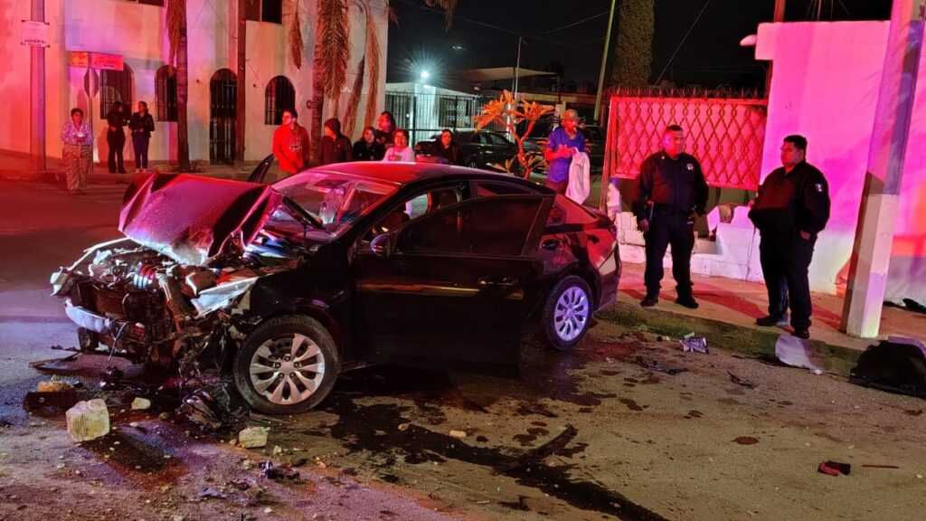 Accidente en Torreón: Joven derriba barda de vivienda tras impactar vehículo