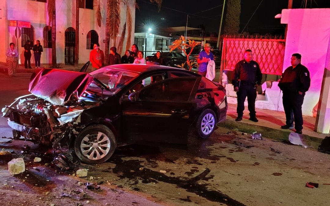 Accidente en Torreón: Joven derriba barda de vivienda tras impactar vehículo