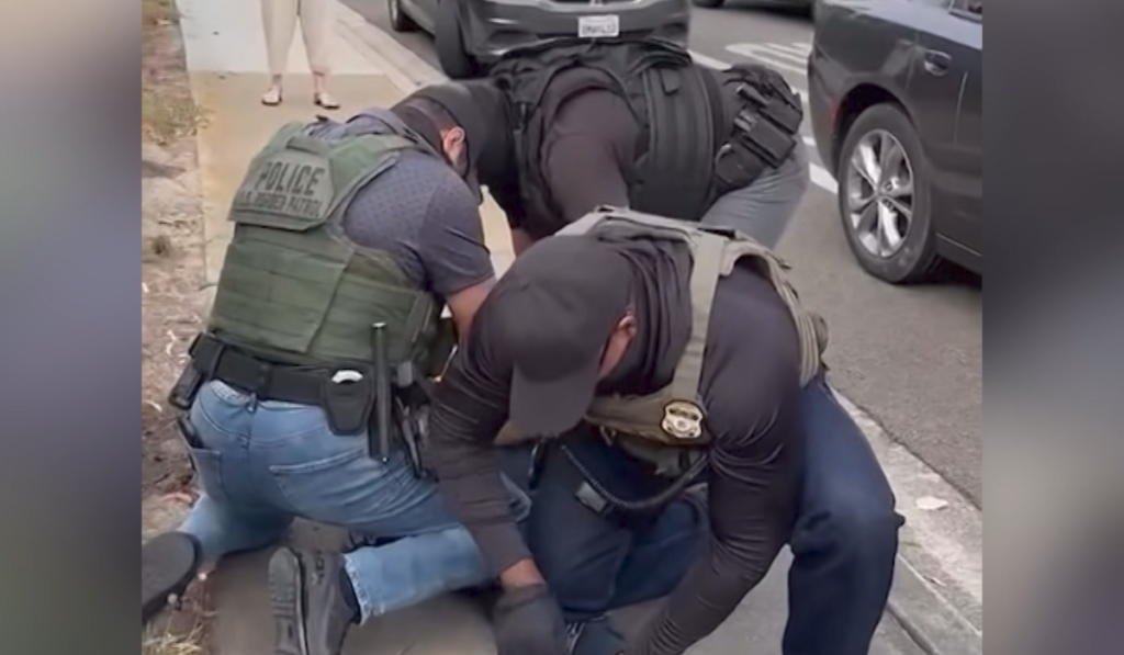 California Aprueba Ley de Transparencia Policial: No Más Mascarillas para Agentes durante Operativos