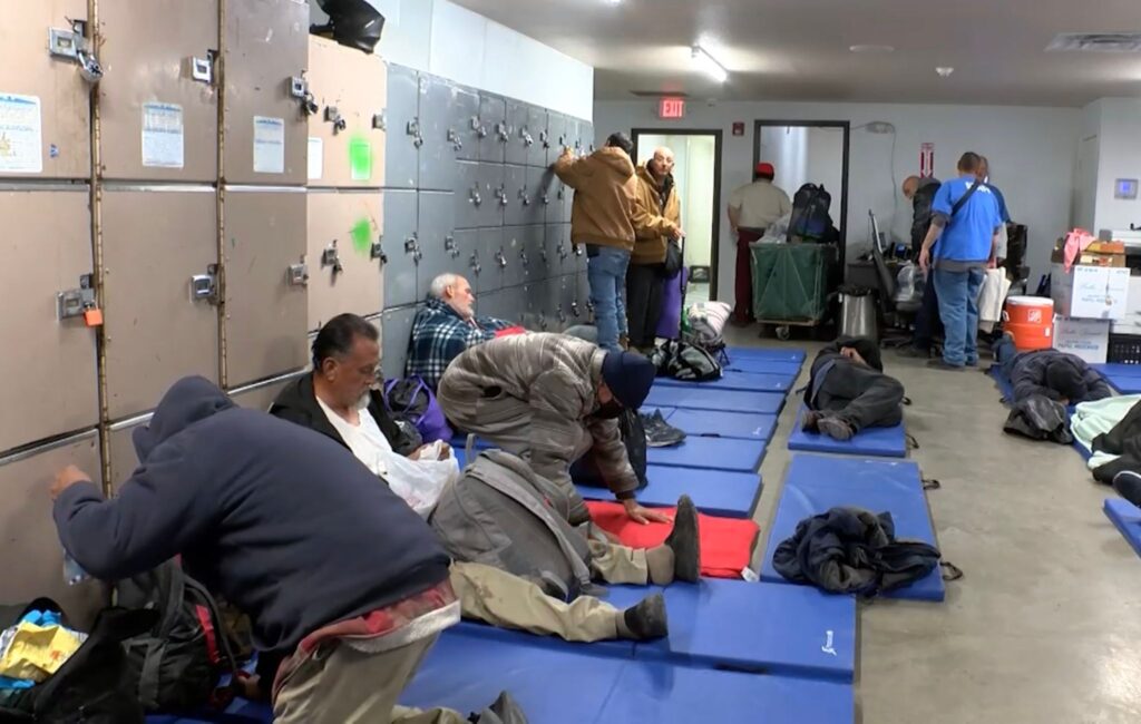 Frío Extremo: Aumento del 50% en Personas Sin Hogar y Refugios Colapsan