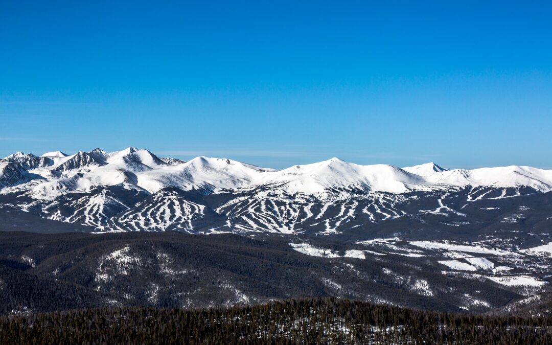 Impacto de la Baja Nieve: Vail Resorts Reporta Caída de Visitantes en el Turismo de Esquí