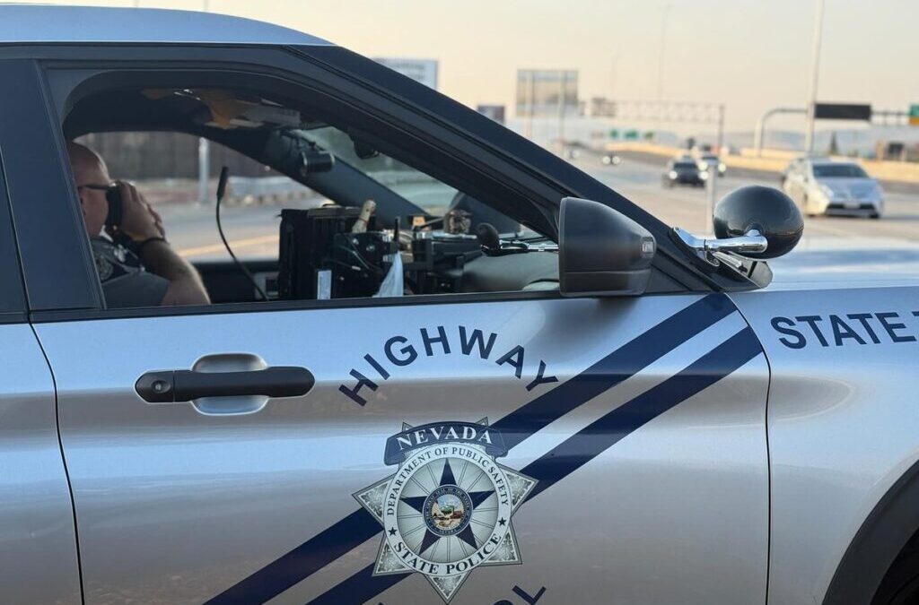 Oficial de la Policía Estatal de Nevada herido en choque en la I-15 mientras brinda ayuda