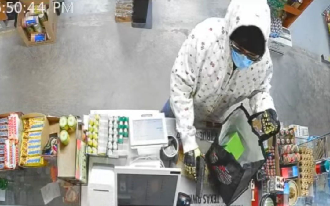 Buscan a sospechoso de asalto agravado en licorería de Midland