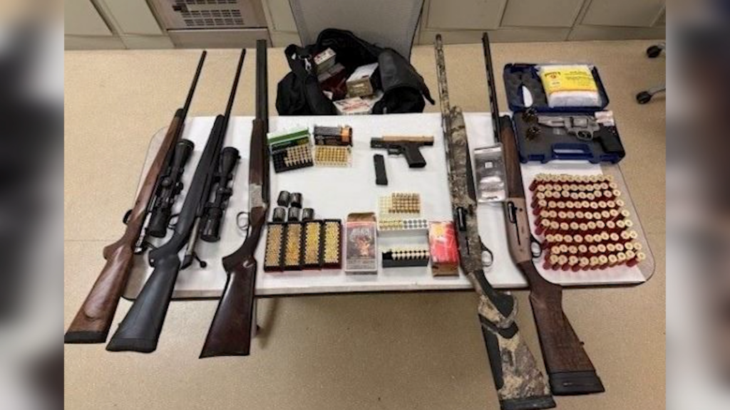 Detención de Dos Hombres por Robo en Palm Desert: Recuperan Armas de Fuego