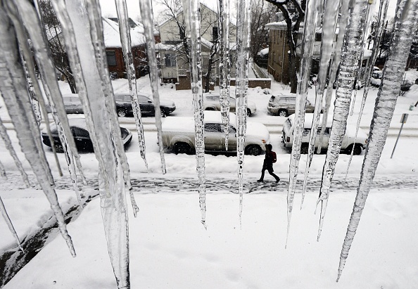 Tormenta invernal en Texas obliga a cancelar clases y suspender actividades en la región occidental
