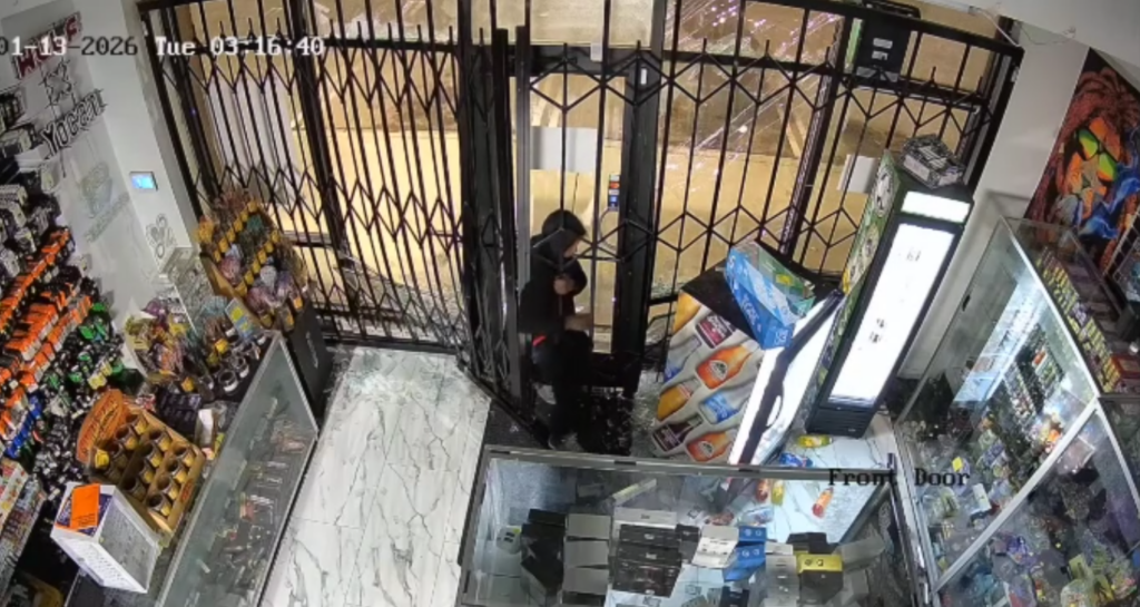 Darth Vapor Smoke Shop en Commerce City sufre robo tras impactante choque delictivo