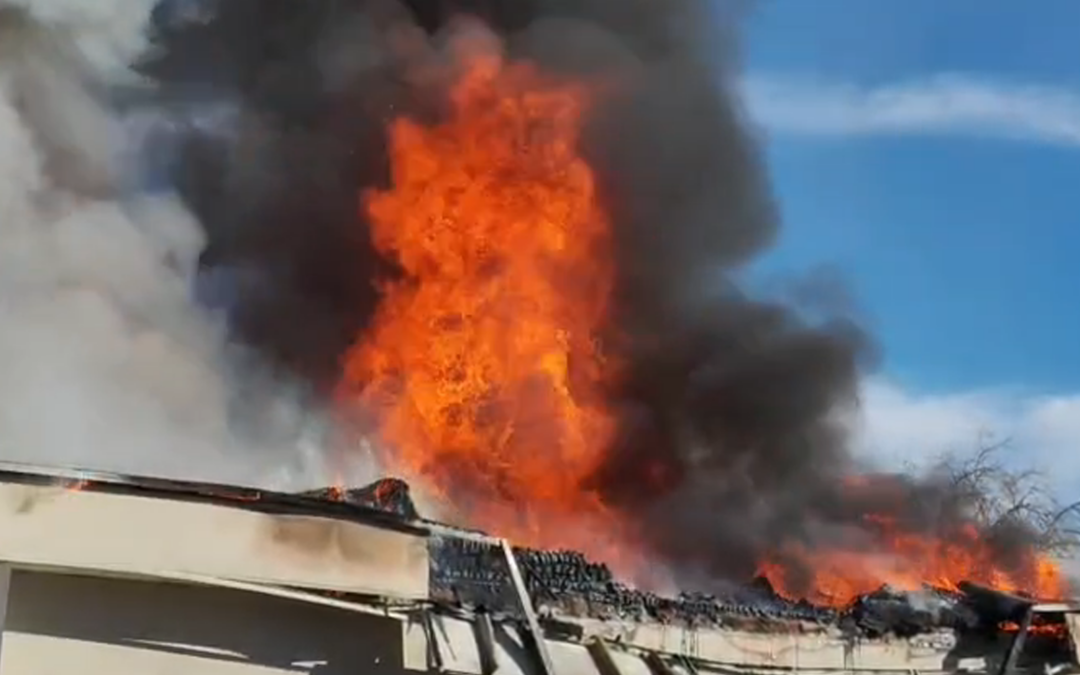 Incendio devora parte del antiguo Motel Jardín Fronterizo en Ciudad Juárez