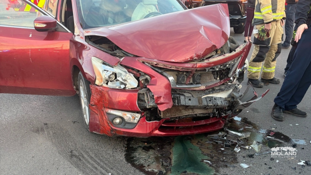 Bomberos de Midland rescatan a una persona tras accidente automovilístico