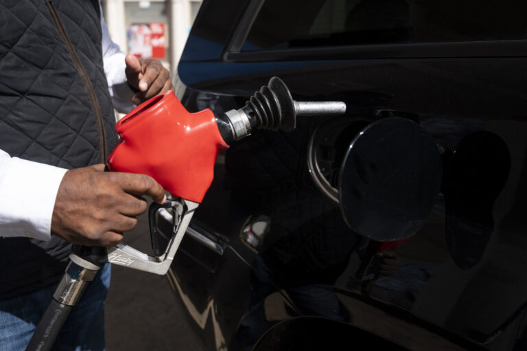 Suben los precios de la gasolina a $3.66 por galón tras aumento semanal de 6.6 centavos en Midland-Odessa