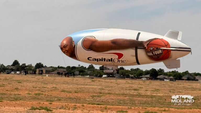 Dirigible de Capital One hace parada en Midland Airpark