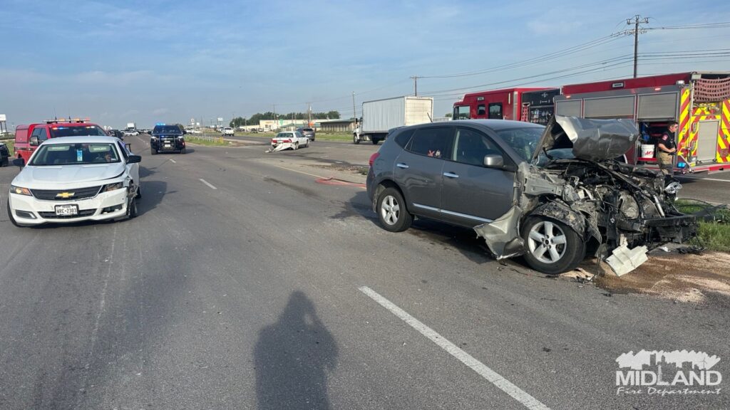 El primer siniestro vial se reportó en la intersección de South County Road 1110 y East County Road 173. Debido a las características del choque y a la presencia de sustancias controladas en el lugar, se solicitó la intervención de personal técnico especializado.