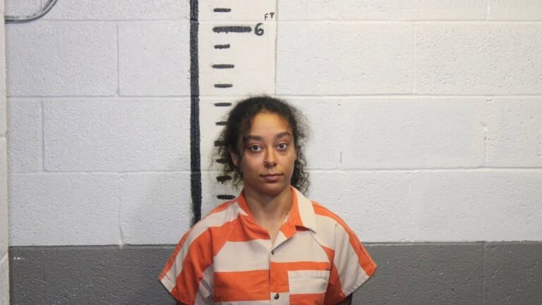Detienen a una mujer por posesión de narcóticos tras auxilio vial en la I-10